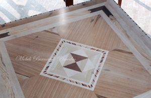 Tavolino quadrato da soggiorno in legno intarsiato produzione artigianale